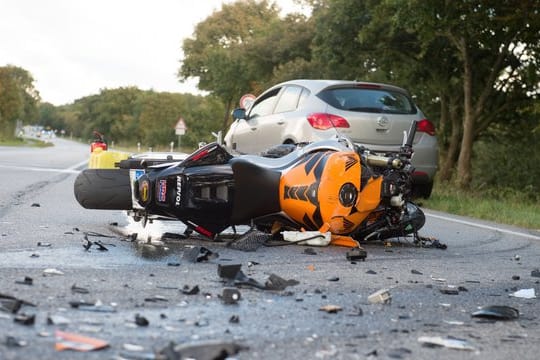 Schlimmes Szenario: Ersthelfer müssen dennoch einen kühlen Kopf bewahren und unter anderem bewusstlosen Bikern vorsichtig den Helm abnehmen.