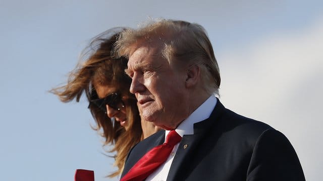 Donald Trump und seine Frau Melania kommen am Palm Beach International Airport an. Donald Trump und seine Frau Melania kommen am Palm Beach International Airport an.