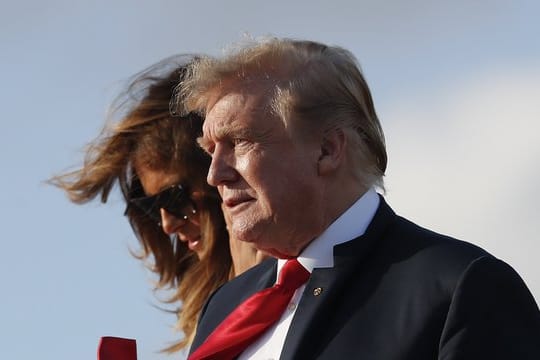 Donald Trump und seine Frau Melania kommen am Palm Beach International Airport an.