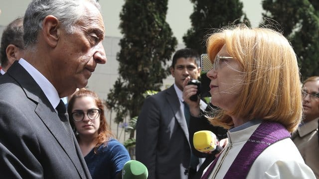 Portugals Präsident Marcelo Rebelo de Sousa besucht den Gedenkgottesdienst in Funchal und spricht mit Patorin Ilse Everlien Berardo. Portugals Präsident Marcelo Rebelo de Sousa besucht den Gedenkgottesdienst in Funchal und spricht mit Patorin Ilse Everlien Berardo.