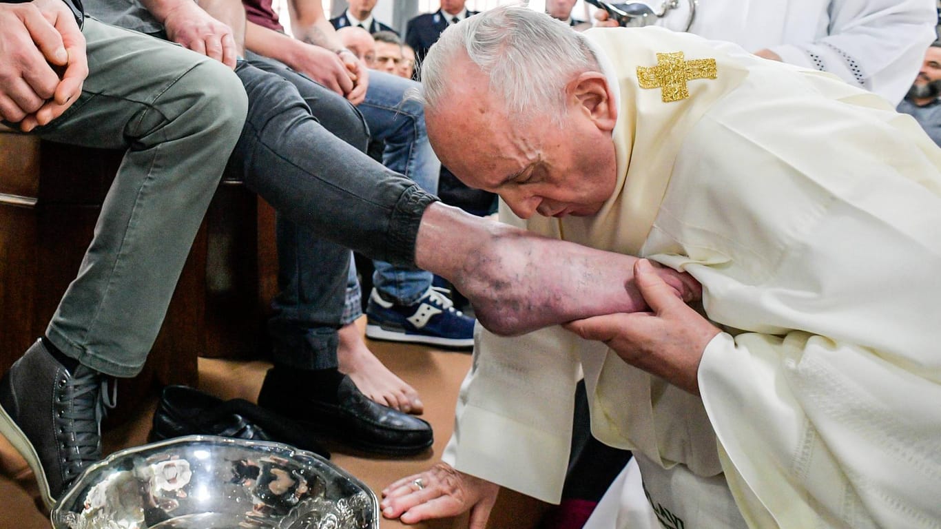 Papst Franziskus: Zum Auftakt der Osterfeierlichkeiten wusch er Häftlingen die Füße.