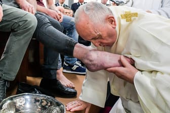 Papst Franziskus: Zum Auftakt der Osterfeierlichkeiten wusch er Häftlingen die Füße.
