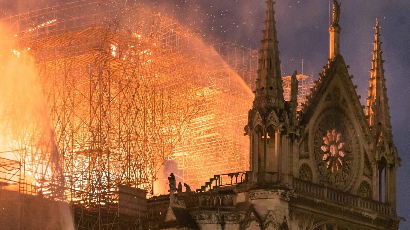 Die brennende Kathedrale: Zu viel Aufmerksamkeit für einen alten Bau?