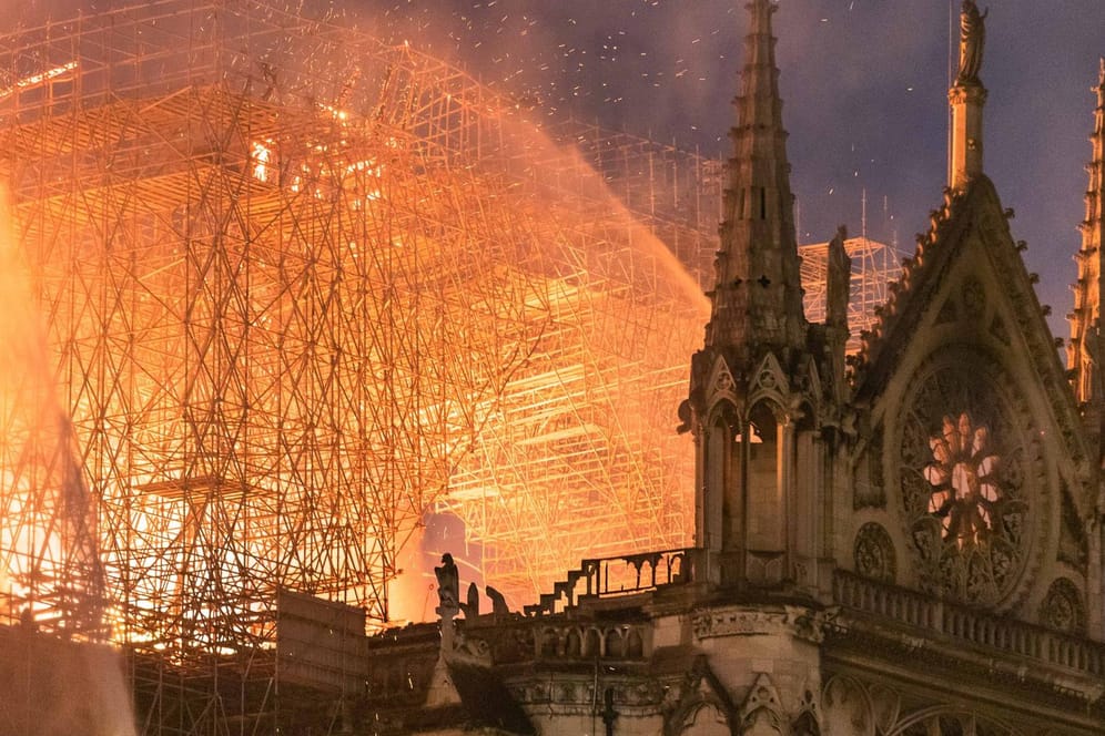 Die brennende Kathedrale: Zu viel Aufmerksamkeit für einen alten Bau?