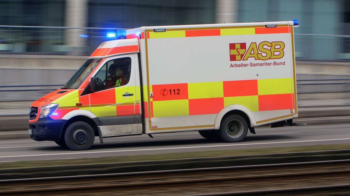 Ein Notfall-Rettungswagen: Die fünf Insassen des Unglückswagens kamen ins Krankenhaus. (Symbolbild)