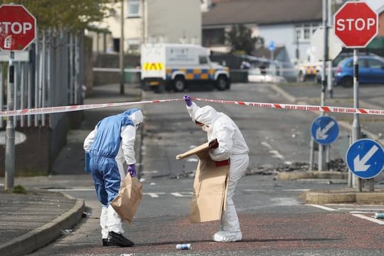 Mitarbeiter der Spurensicherung arbeiten am Tatort in Londonderry.