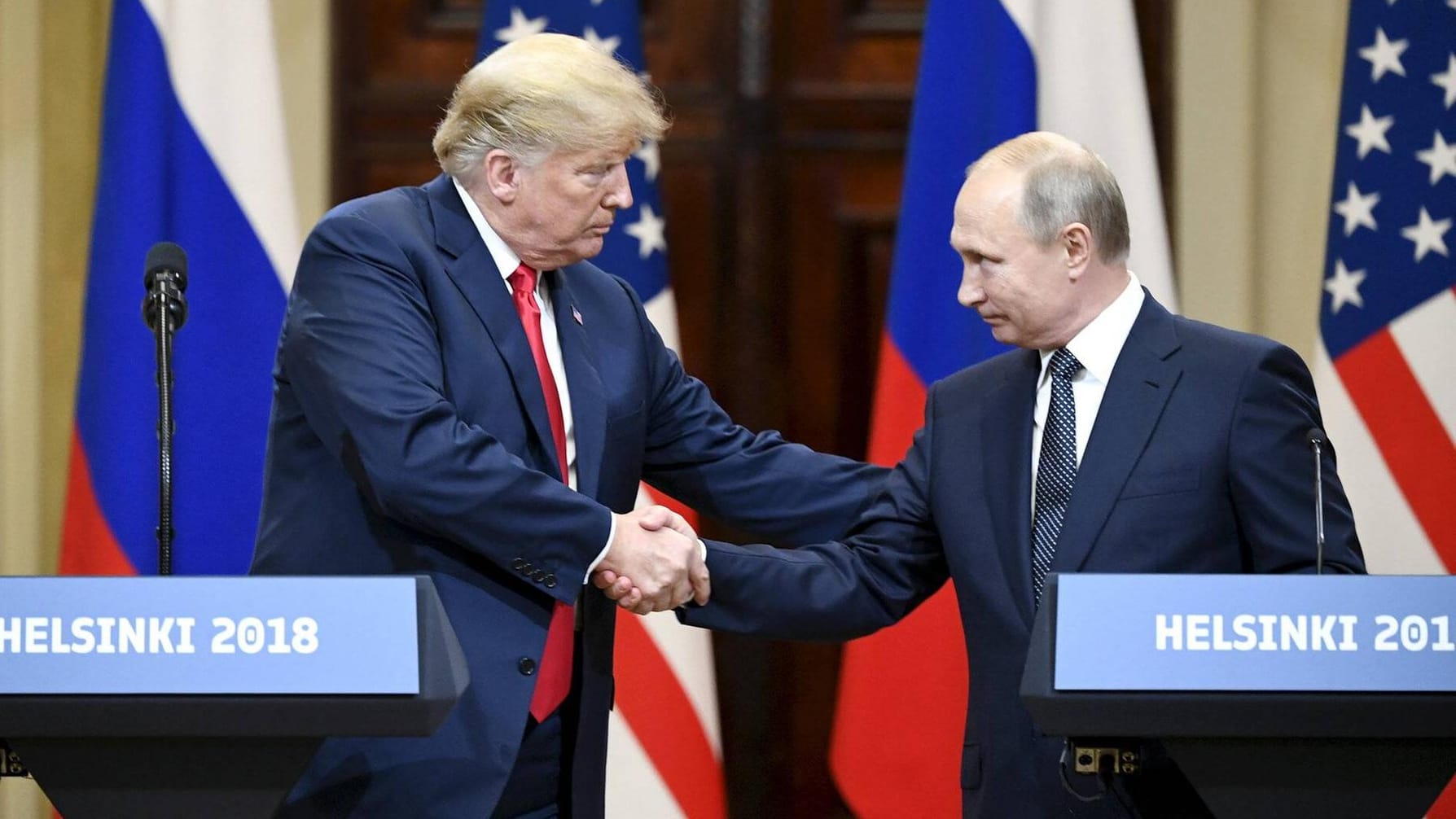 US-Präsident Donald Trump mit Russland Präsident Putin: Der Mueller-Bericht dokuemntiert zahlreiche Kontakte der Trump-Kampagne nach Russland – und listet zahlreiche Hinweise auf, dass Trump die Aufklärung verschleiern wollte.