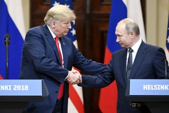 US-Präsident Donald Trump mit Russland Präsident Putin: Der Mueller-Bericht dokuemntiert zahlreiche Kontakte der Trump-Kampagne nach Russland – und listet zahlreiche Hinweise auf, dass Trump die Aufklärung verschleiern wollte.