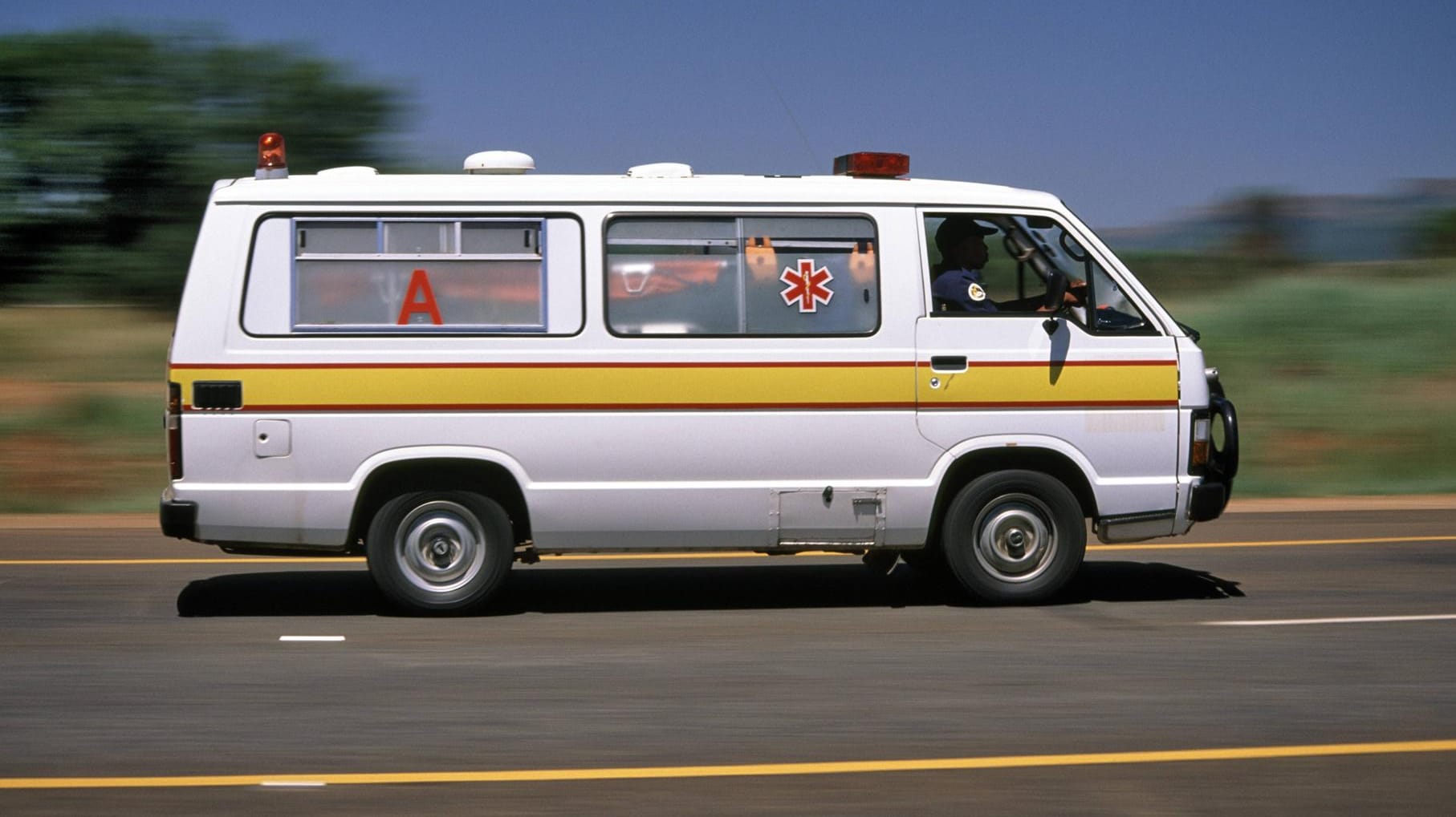 Ein Krankenwagen in Südafrika: Bei dem Unglück kamen mindestens 13 Menschen ums Leben, 16 Personen wurden verletzt. (Archivbild) Ein Krankenwagen in Südafrika: Bei dem Unglück kamen mindestens 13 Menschen ums Leben, 16 Personen wurden verletzt. (Archivbild)