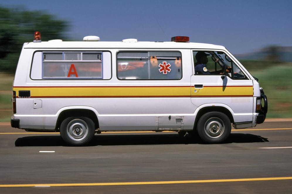 Ein Krankenwagen in Südafrika: Bei dem Unglück kamen mindestens 13 Menschen ums Leben, 16 Personen wurden verletzt. (Archivbild)