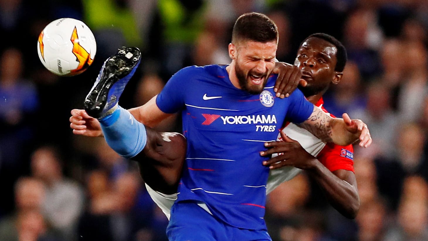 Starker Stoßstürmer: Chelseas Olivier Giroud behauptet sich gegen Prags Verteidiger Michael Ngadeu-Ngadjui.