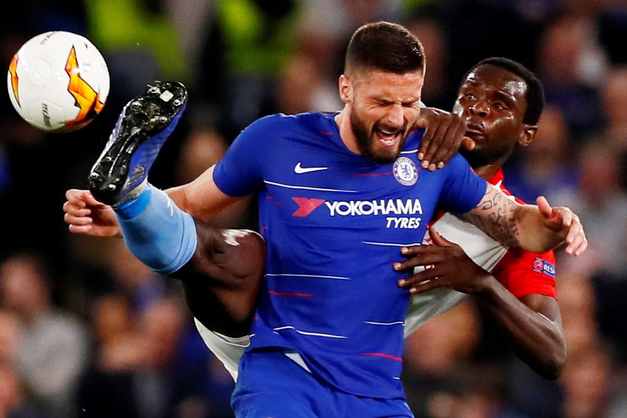 Starker Stoßstürmer: Chelseas Olivier Giroud behauptet sich gegen Prags Verteidiger Michael Ngadeu-Ngadjui.