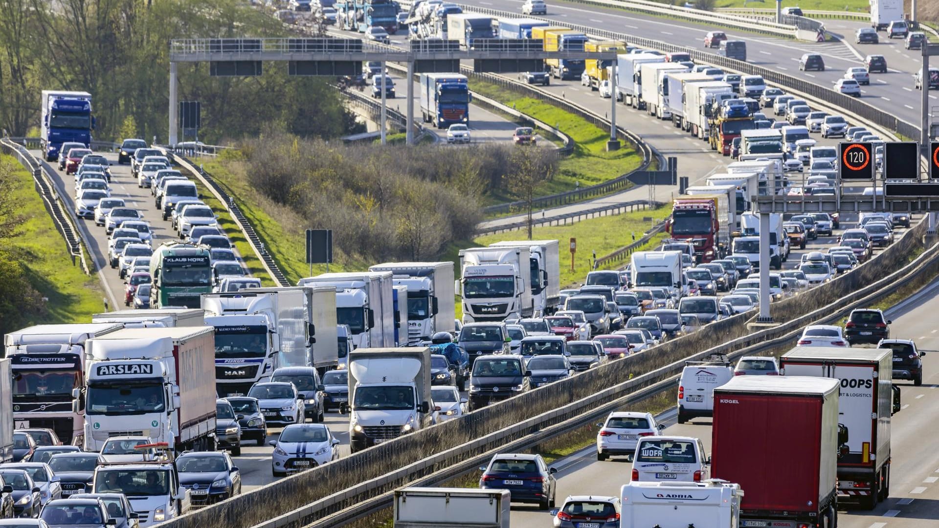 Staus auf der Autobahn: Auf vielen Strecken wird der Verkehr über Ostern teilweise stillstehen.