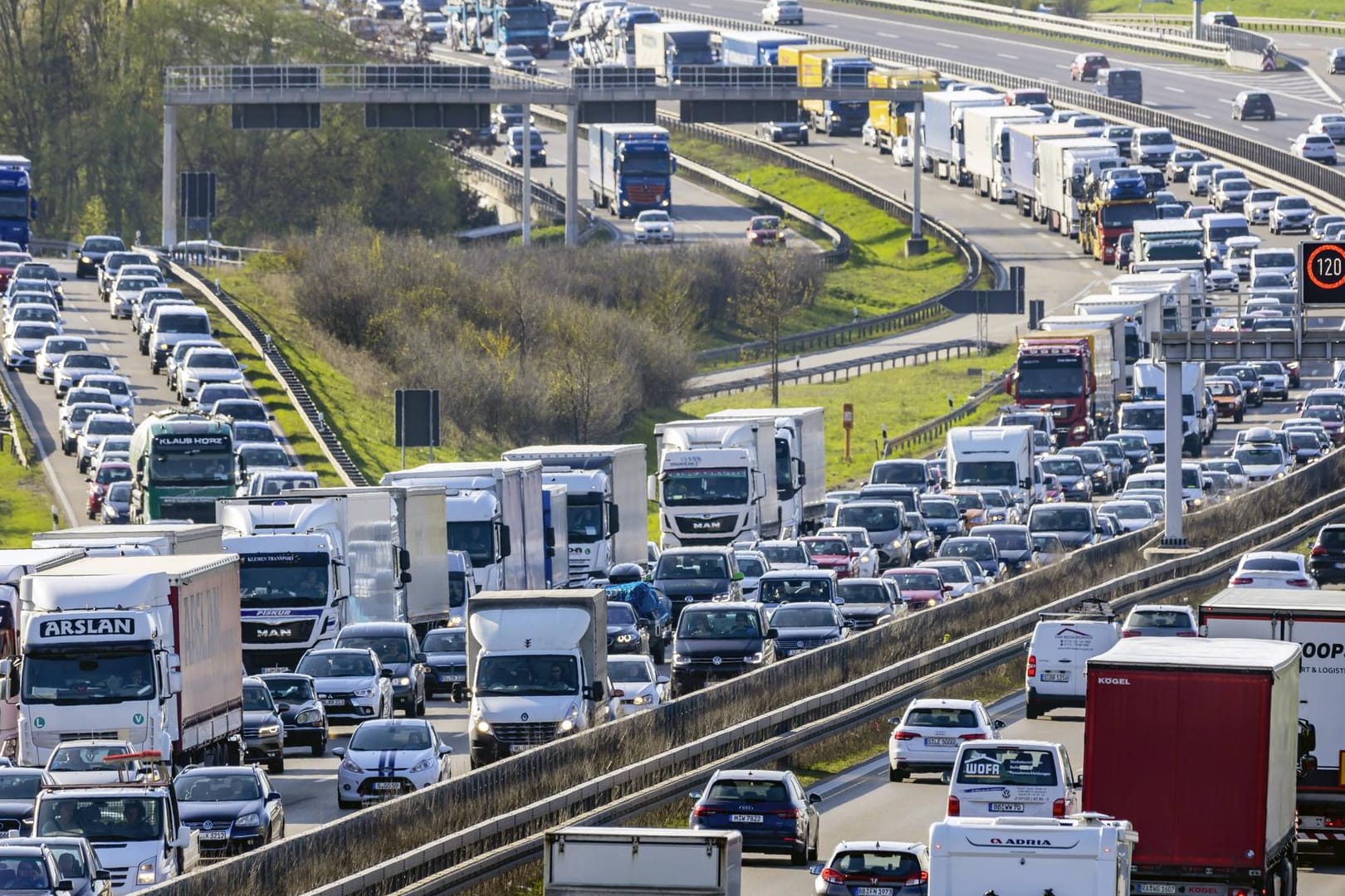 Staus auf der Autobahn: Auf vielen Strecken wird der Verkehr über Ostern teilweise stillstehen.