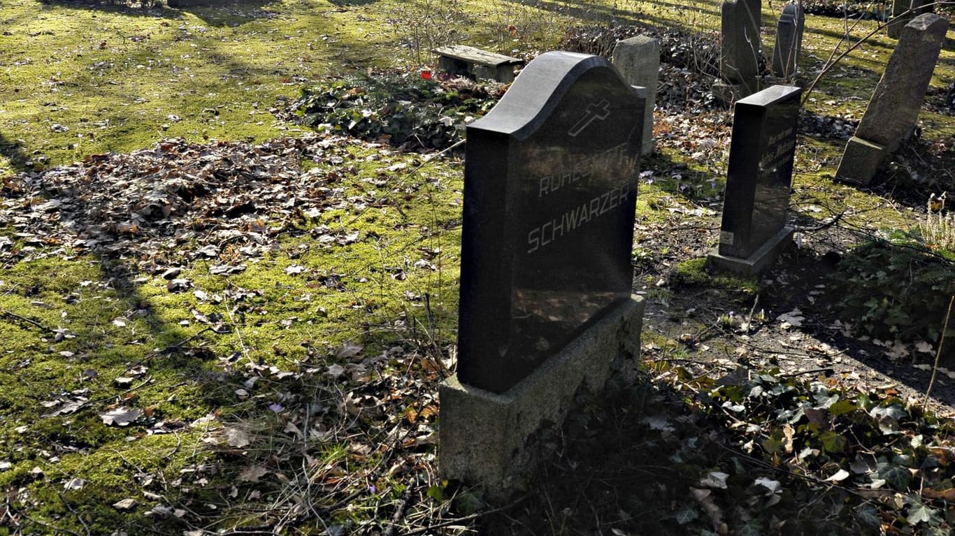 Grabsteine auf einem Friedhof: Nun hat die Polizei Essen die Ermittlungen übernommen. (Symbolbild)