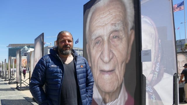 Der Fotograf Luigi Toscano vor dem Porträt des Holocaust-Überlebenden Sol Farkas, der in San Francisco lebt. Der Fotograf Luigi Toscano vor dem Porträt des Holocaust-Überlebenden Sol Farkas, der in San Francisco lebt.
