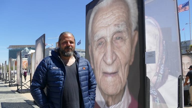 Der Fotograf Luigi Toscano vor dem Porträt des Holocaust-Überlebenden Sol Farkas, der in San Francisco lebt.