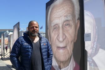 Der Fotograf Luigi Toscano vor dem Porträt des Holocaust-Überlebenden Sol Farkas, der in San Francisco lebt.