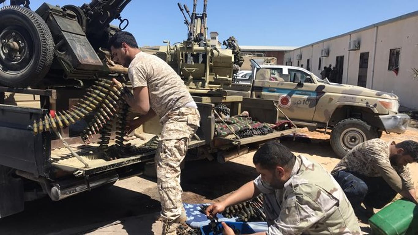 Angehörige einer Miliz, die aufseiten von Ministerpräsident Fajis al-Sarradsch kämpfen, bereiten in Tripolis ihre Munition vor.