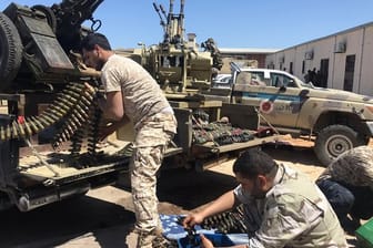 Angehörige einer Miliz, die aufseiten von Ministerpräsident Fajis al-Sarradsch kämpfen, bereiten in Tripolis ihre Munition vor.