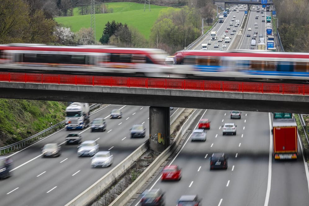 Autobahn und Schiene: Beide sind sichere Verkehrswege – aber nicht die sichersten.