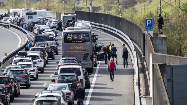 Am Karfreitag stauten sich die Autos vor dem Gotthardtunnel in der Schweiz auf bis zu 14 Kilometern.