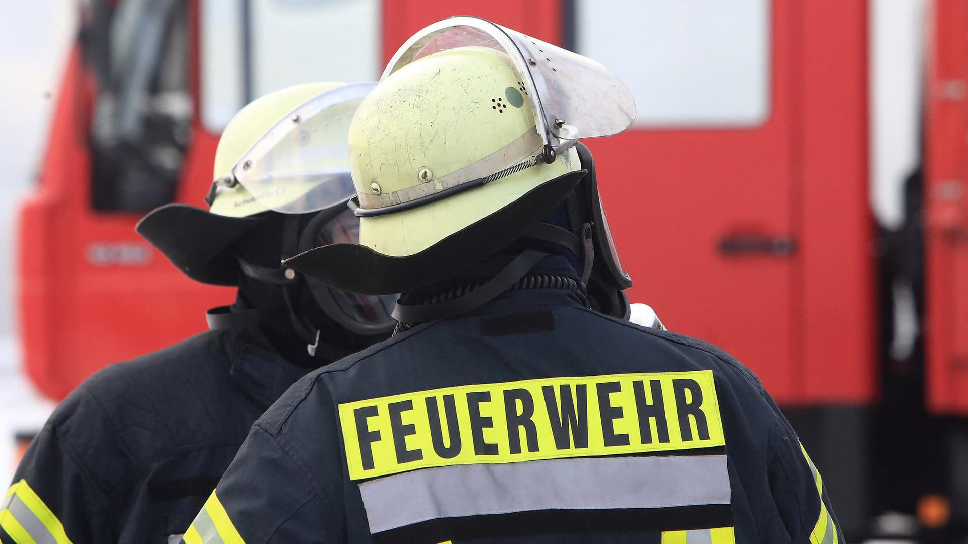 Feuerwehrmänner: Die Einsatzkräfte konnten die Mutter und den neunjährigen Jungen aus der brennenden Wohnung befreien. (Symbolbild)