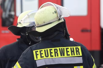 Feuerwehrmänner: Die Einsatzkräfte konnten die Mutter und den neunjährigen Jungen aus der brennenden Wohnung befreien. (Symbolbild)