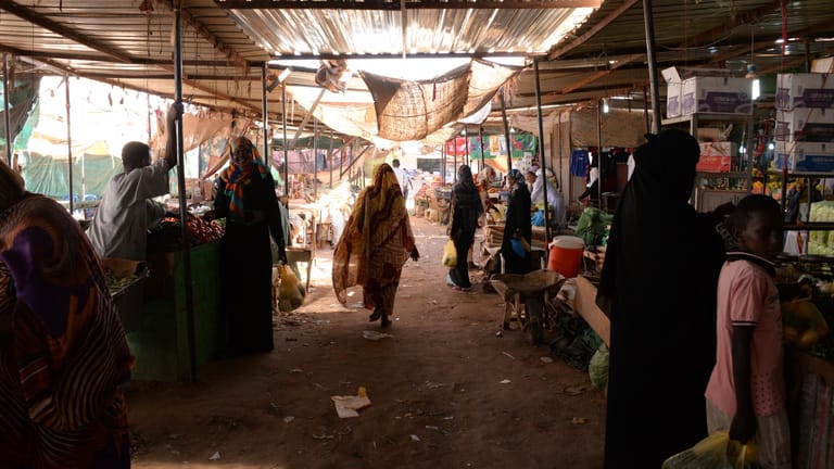 Khartum: Ein Markt in einem Stadtteil von Khartum. Hier leben viele Flüchtlinge und andere Migranten vor allem aus Eritrea und Äthiopien. Nach dem Putsch im Sudan ist das Land im Umbruch.