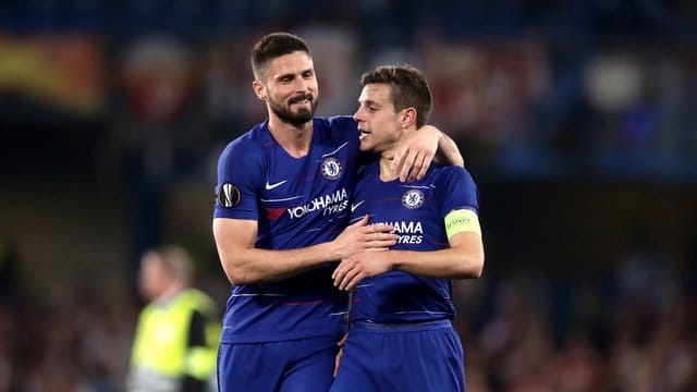 Die Chelsea-Profis Olivier Giroud (l) und Cesar Azpilicueta jubeln nach dem Halbfinaleinzug.