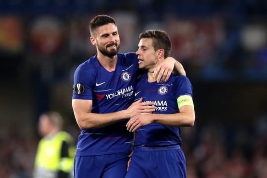 Die Chelsea-Profis Olivier Giroud (l) und Cesar Azpilicueta jubeln nach dem Halbfinaleinzug.