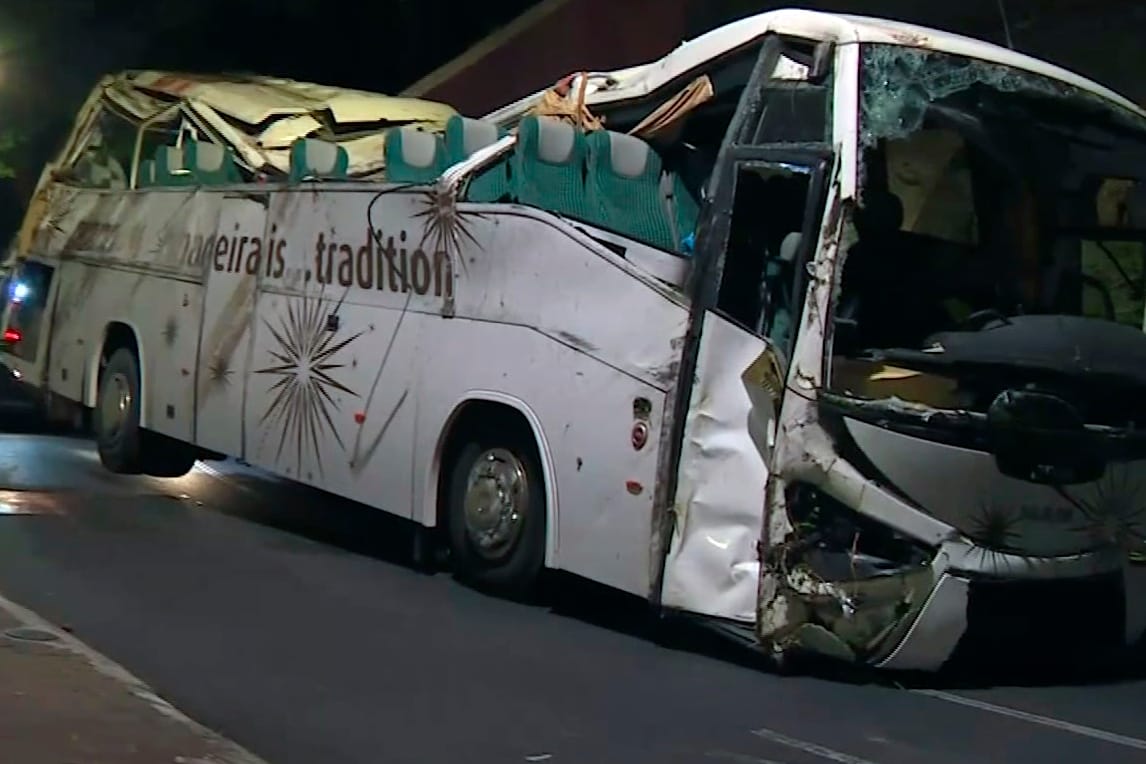 Funchal: Ein Fahrzeug schleppt einen demolierten Bus ab. An Bord des Unglücksbusses auf der portugiesischen Urlaubsinsel Madeira waren nach bisherigen Erkenntnissen des Reiseveranstalters trendtours 51 seiner Gäste.