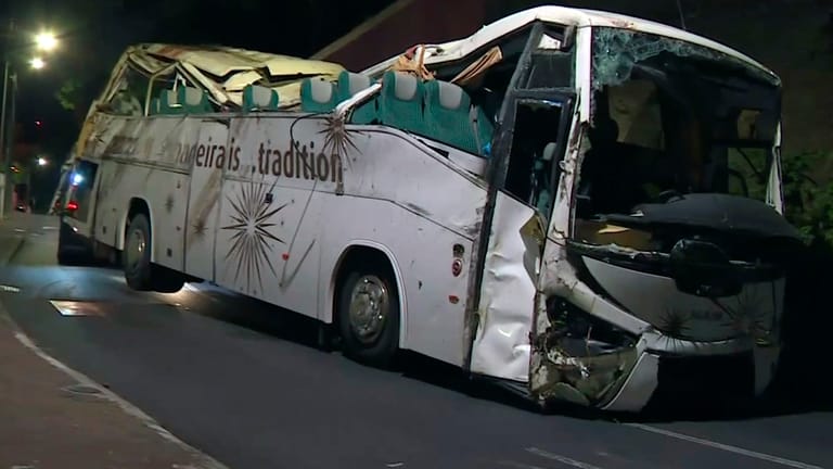 Funchal: Ein Fahrzeug schleppt einen demolierten Bus ab. An Bord des Unglücksbusses auf der portugiesischen Urlaubsinsel Madeira waren nach bisherigen Erkenntnissen des Reiseveranstalters trendtours 51 seiner Gäste.