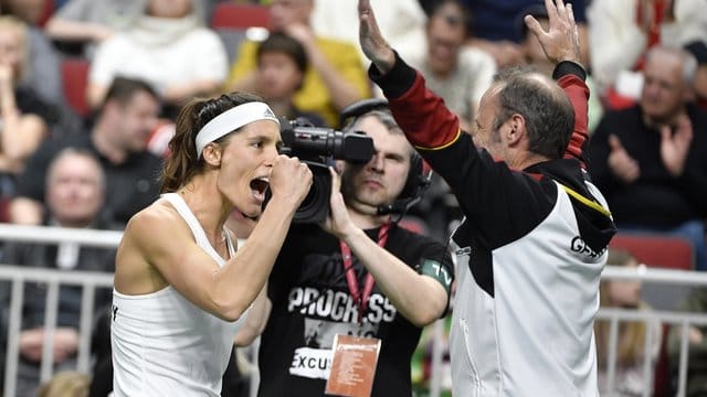 Team-Kapitän Jens Gerlach und Petkovic jubeln nach dem Spiel.