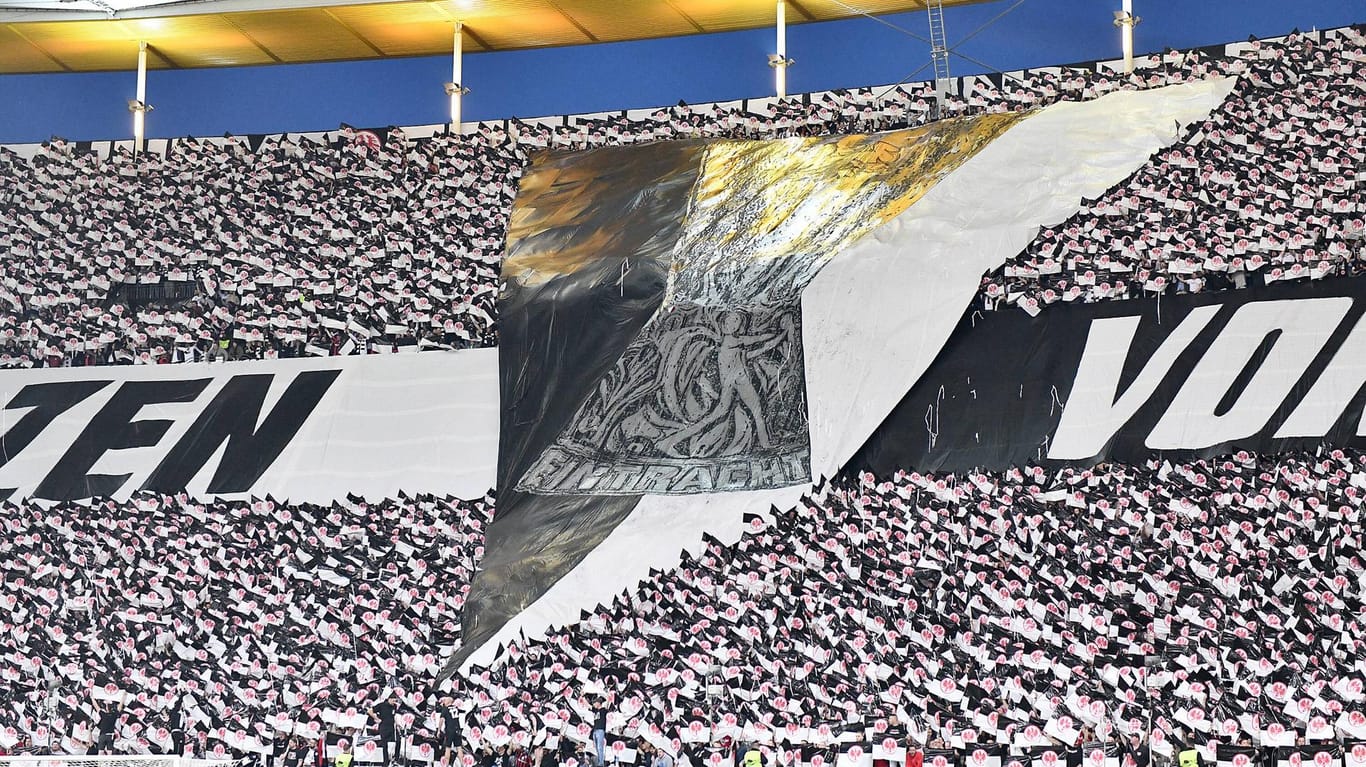 Titelkandidat in der Europa League: Die Frankfurter Fans träumen, wie hier während einer Choreographie vor dem Spiel gegen Benfica, vom Gewinn des Europapokals.