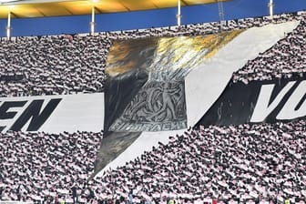 Titelkandidat in der Europa League: Die Frankfurter Fans träumen, wie hier während einer Choreographie vor dem Spiel gegen Benfica, vom Gewinn des Europapokals.