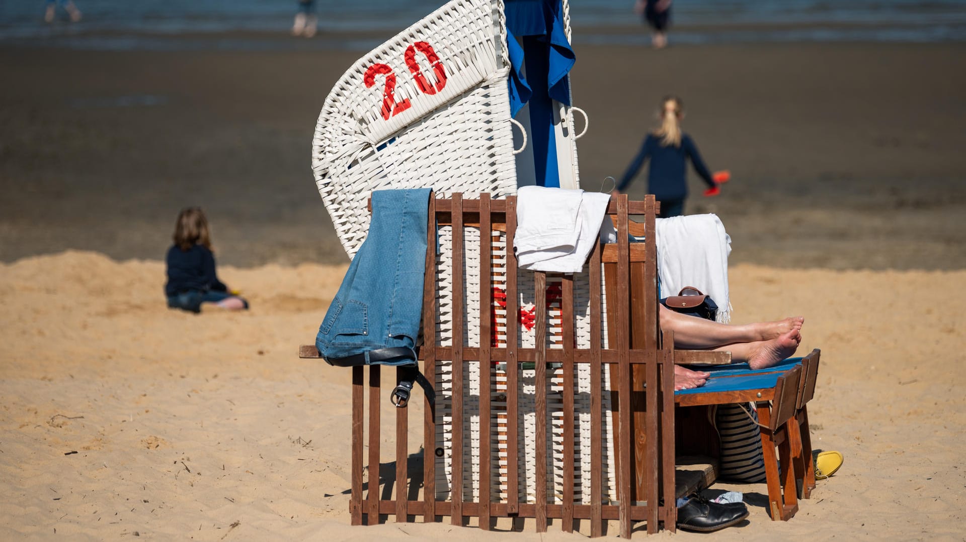 Ein Blick auf einen Strandkorb am Strand von Cuxhaven Döse.