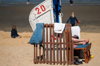 Ein Blick auf einen Strandkorb am Strand von Cuxhaven Döse.