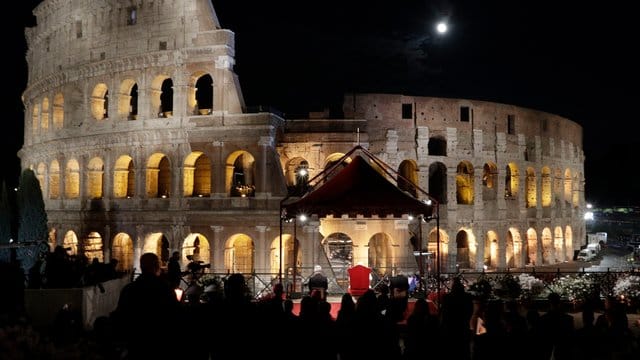 Papst Franziskus (M) leitet die Kreuzwegprozession vor dem Kolosseum in Rom. Papst Franziskus (M) leitet die Kreuzwegprozession vor dem Kolosseum in Rom.