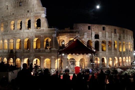 Papst Franziskus (M) leitet die Kreuzwegprozession vor dem Kolosseum in Rom.
