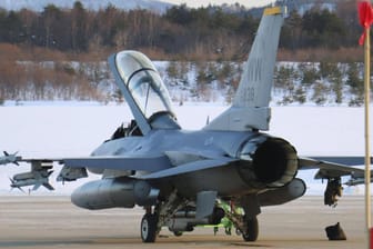 Ein F16-Kampfflugzeug der US-Militärs (Symbolbild): Die Sicherheitslandung des dänischen Kampflugzeugs lief ohne Probleme ab.