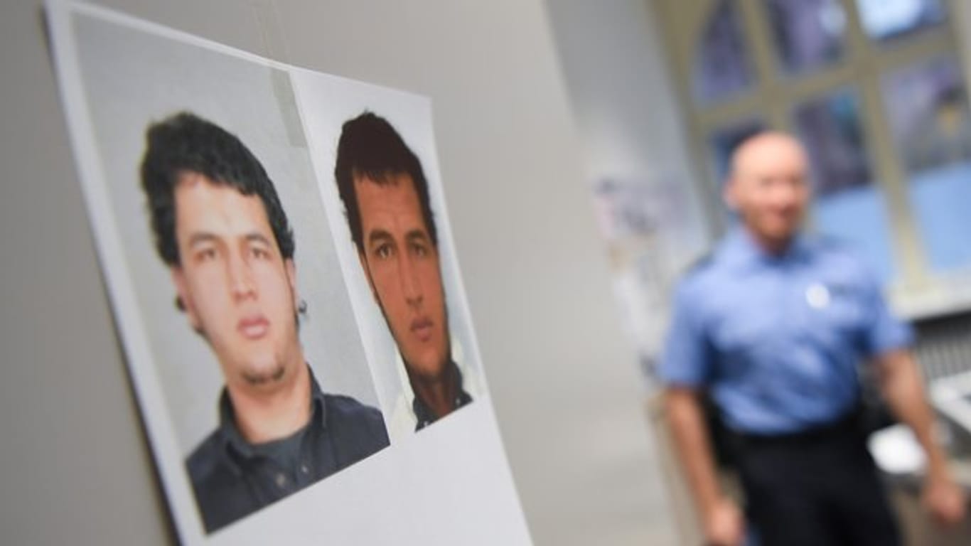Fahndungsfotos des damals im Zusammenhang mit dem Terroranschlag vom Breitscheidplatz gesuchten Tunesiers Anis Amri.