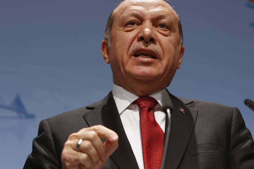 Recep Tayyip Erdogan auf einer Pressekonferenz: Der türkische Präsident macht Jagd auf saudische Spione.