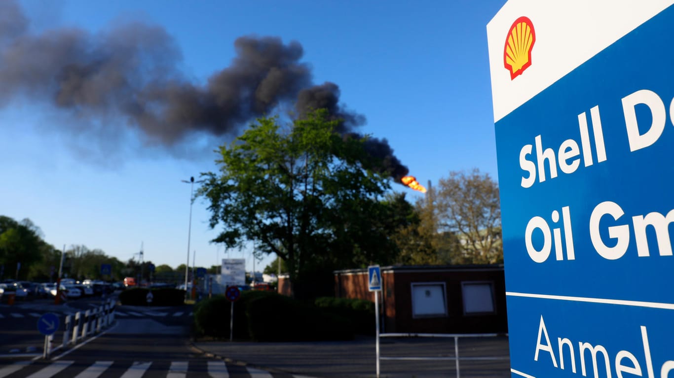 Eine Rauchsäule steigt über einer Raffinerie-Fackel der Shell-Raffinerie auf: Ursache sei ein Stromausfall gewesen, der inzwischen behoben sei, sagte ein Feuerwehrsprecher am frühen Abend.