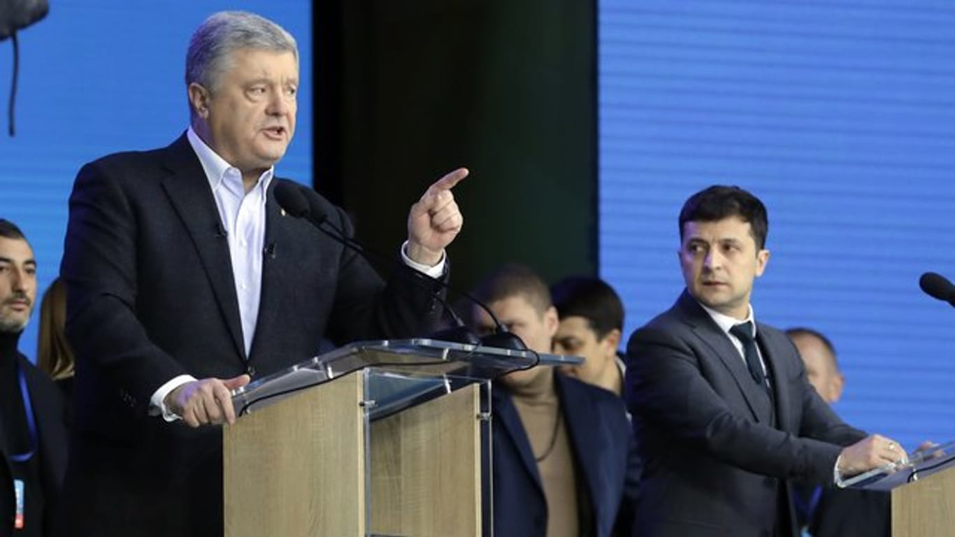 Der ukrainische Präsident Petro Poroschenko und sein Herausforderer Wolodymyr Selenskyj (r) debattieren im Olympiastadion von Kiew.