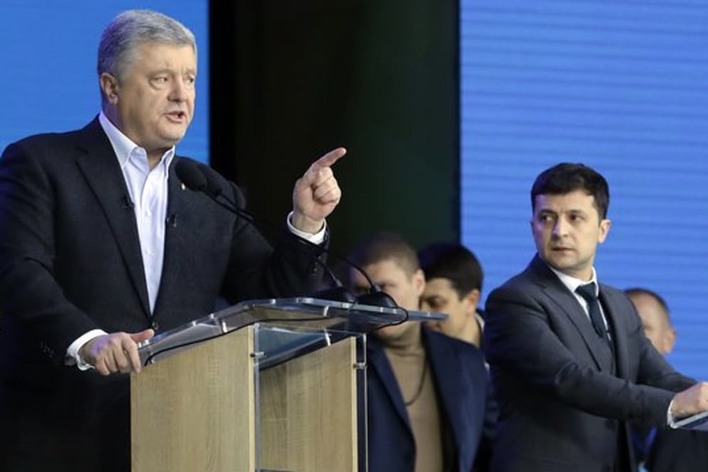 Der ukrainische Präsident Petro Poroschenko und sein Herausforderer Wolodymyr Selenskyj (r) debattieren im Olympiastadion von Kiew.