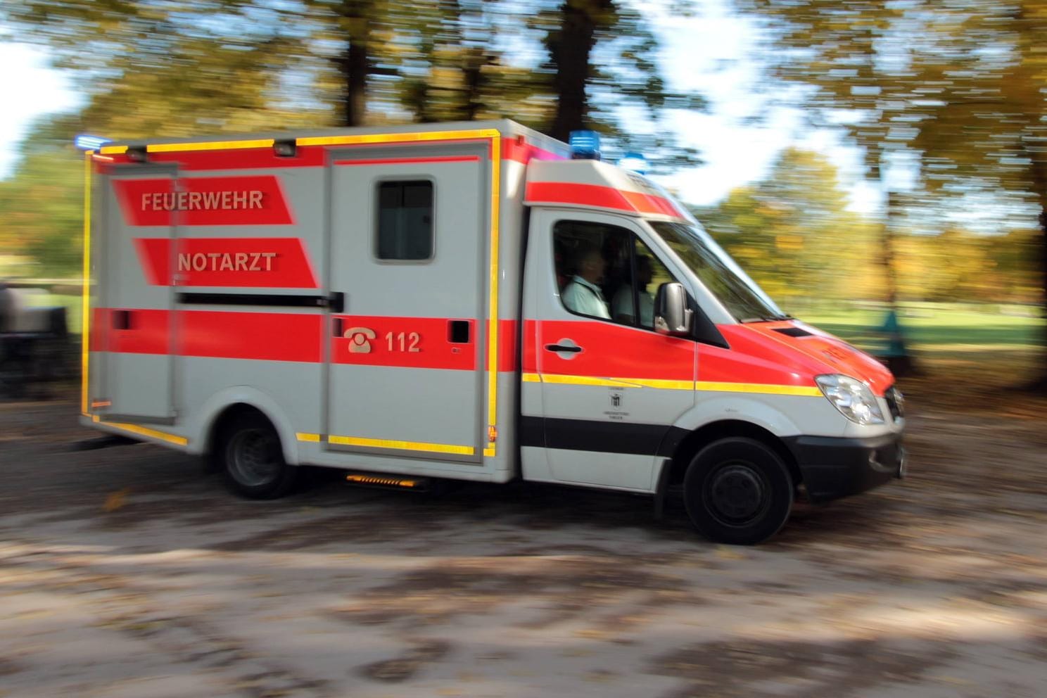 Rettungswagen im Einsatz (Symbolbild): Ein Notarzt konnte bei dem Mann nur noch den Tod feststellen.