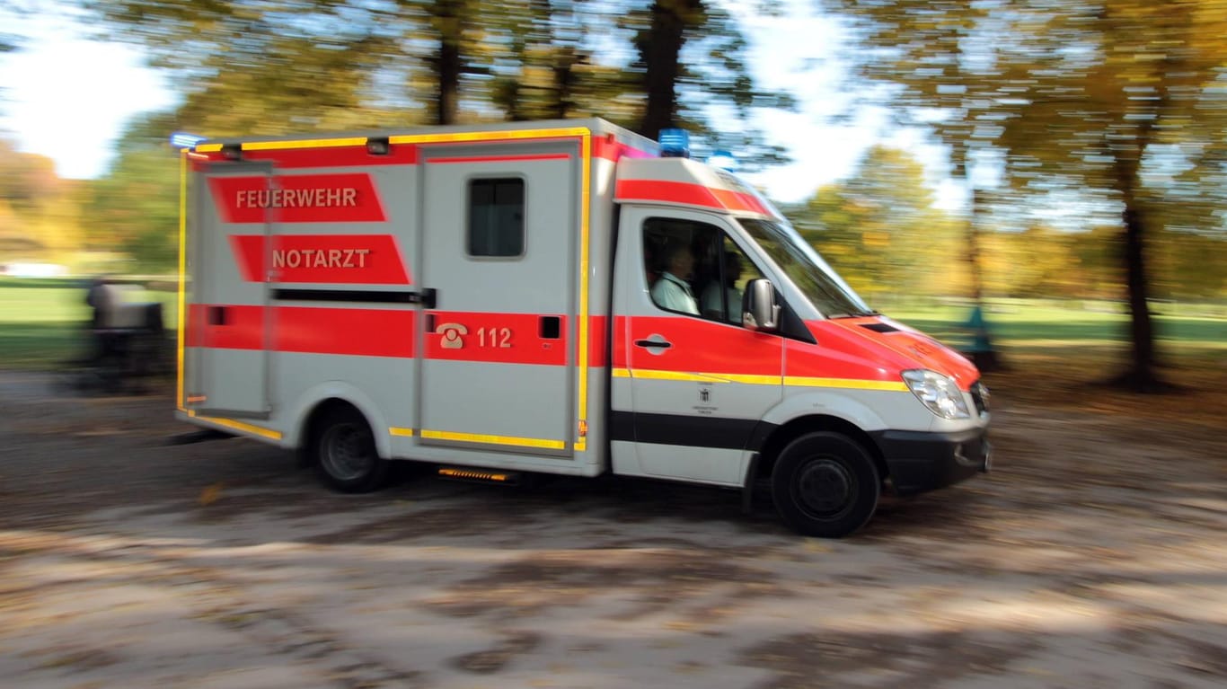 Rettungswagen im Einsatz (Symbolbild): Ein Notarzt konnte bei dem Mann nur noch den Tod feststellen.