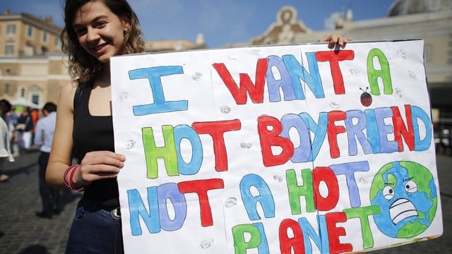 "Ich will einen heißen Freund, keinen heißen Planeten": Eine Teilnehmerin der "Fridays for Future"-Demonstration in Rom zeigt, was ihr wichtig ist. "Ich will einen heißen Freund, keinen heißen Planeten": Eine Teilnehmerin der "Fridays for Future"-Demonstration in Rom zeigt, was ihr wichtig ist.