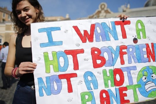 "Ich will einen heißen Freund, keinen heißen Planeten": Eine Teilnehmerin der "Fridays for Future"-Demonstration in Rom zeigt, was ihr wichtig ist.